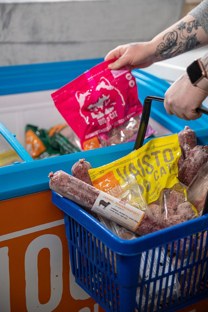 Pakastimesta nostetaan raakaruokatuotteita ostoskoriin